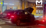 Mercedes протаранил столб на Патриарших прудах в Москве, водитель скрылся